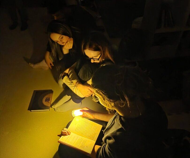 Čitanje pod lampama i prespavanac u školi